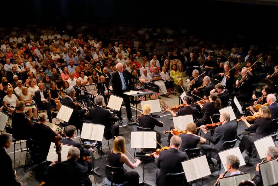 Dirigent Wolfgang Gieron hatte die Musiker, die sich aus Mitgliedern der Münchner Philharmoniker und des Symphonieorchesters des Bayerischen Rundfunks zusammensetzen, immer perfekt im Griff. Foto: Ulli Scharrer